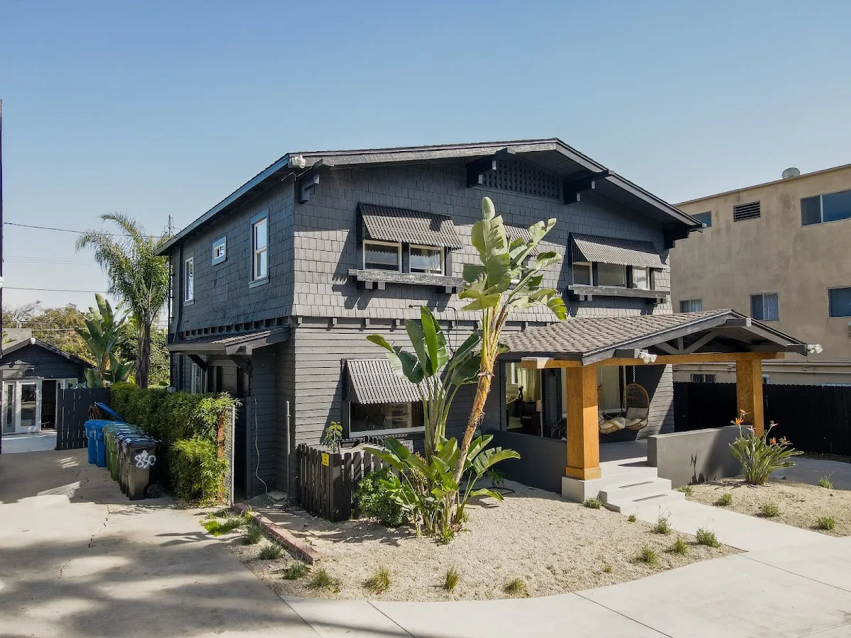 Exterior view of Losangeles detox center — home