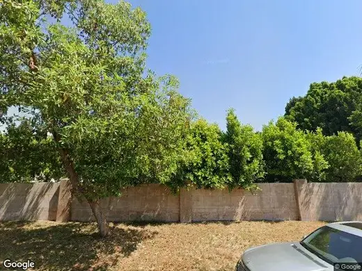 Lush greenery surrounding Hope Detox Center, a drug and alcohol rehab center in Los Angeles.