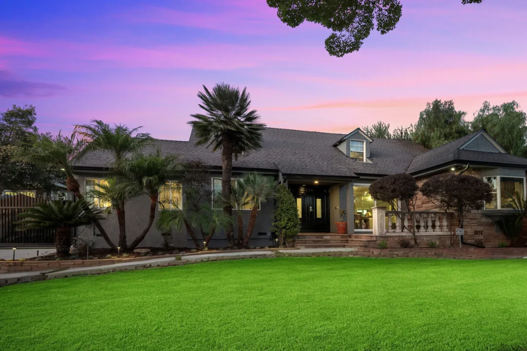 Exterior view of Losangeles sober living home — building