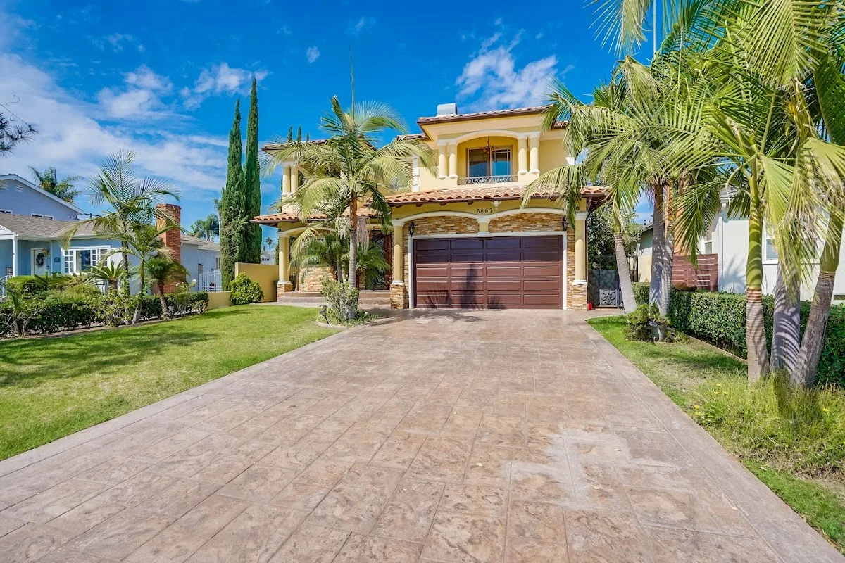 Exterior view of Losangeles sober living home — residential area