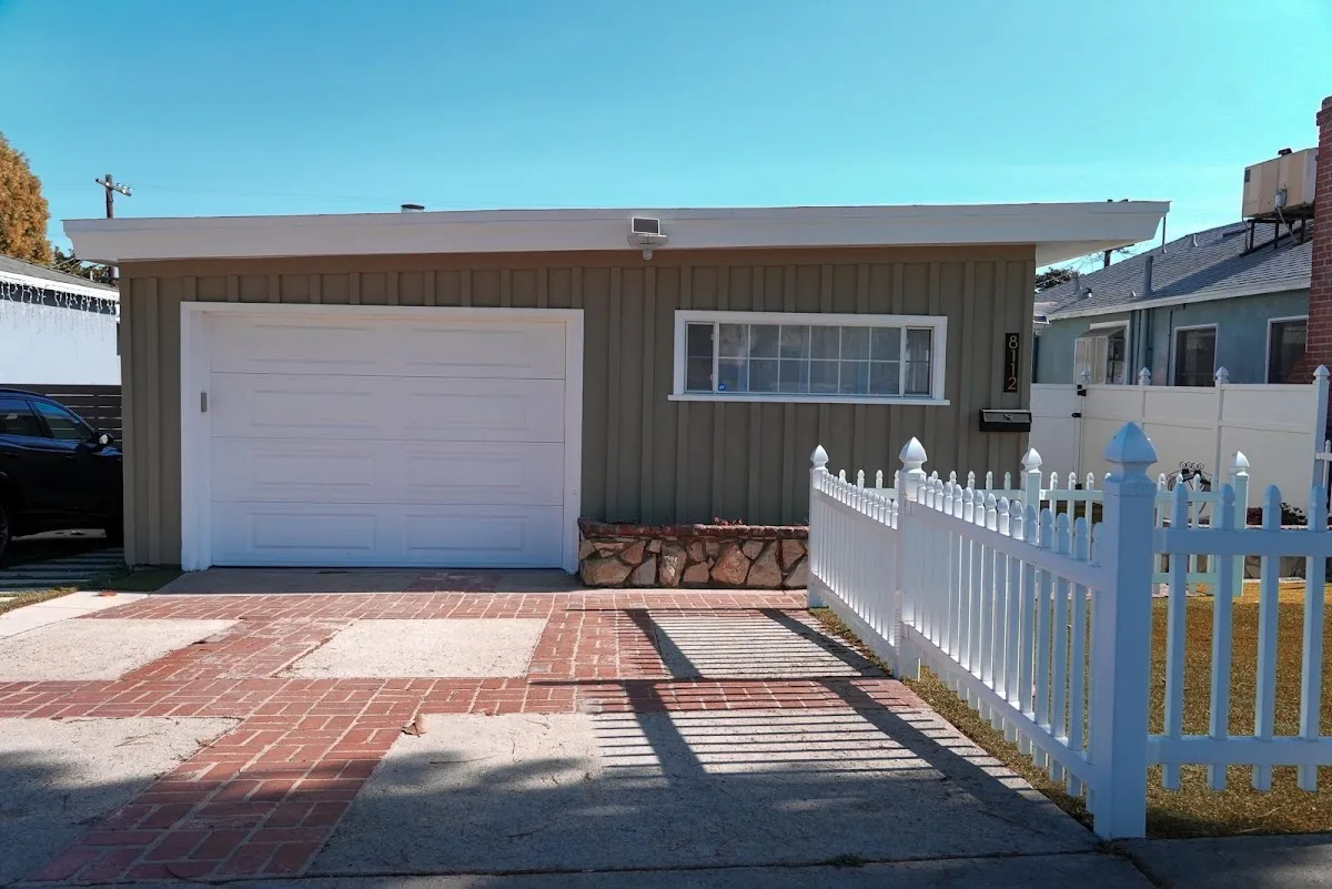 Exterior view of Losangeles sober living home — door