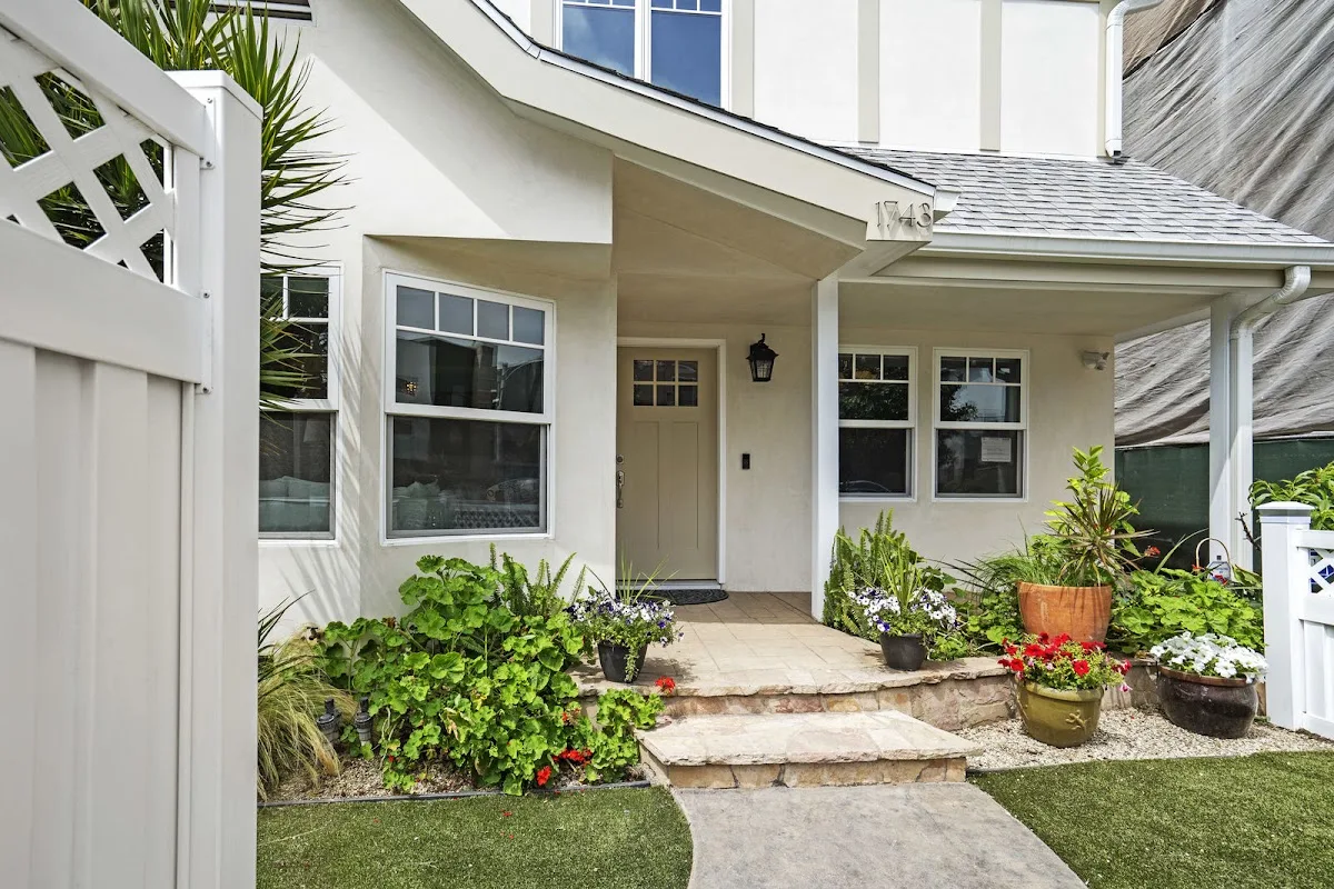 Exterior view of Losangeles sober living home — window