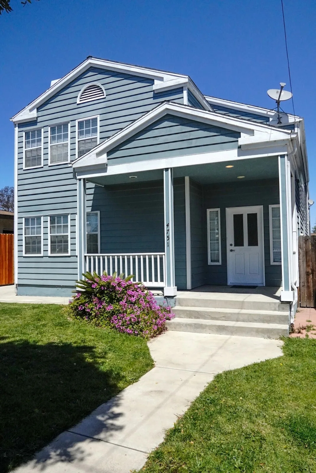 Exterior view of Losangeles sober living home — siding