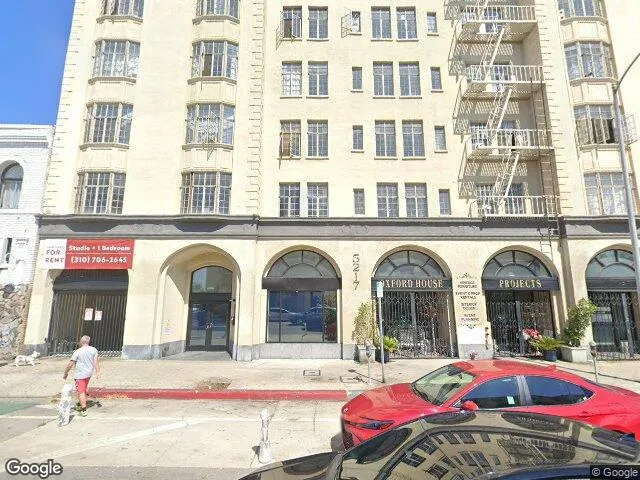 Exterior view of Losangeles sober living home — building