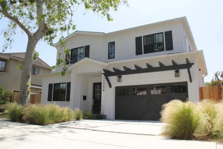 Exterior view of Losangeles sober living home