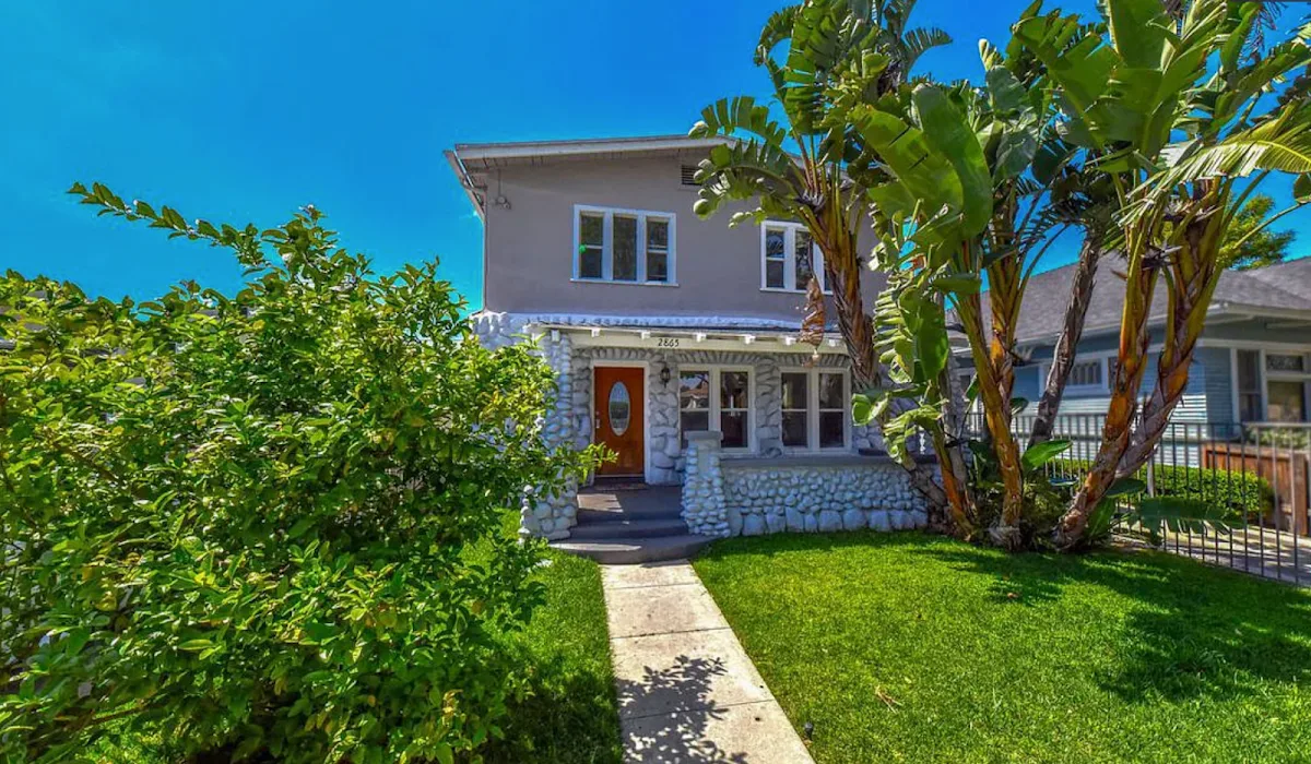 Exterior view of Losangeles sober living home — building