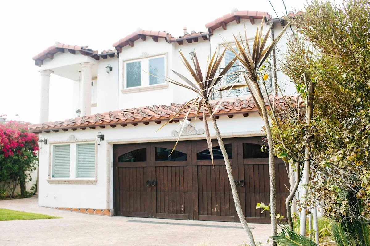 Exterior view of Losangeles sober living home