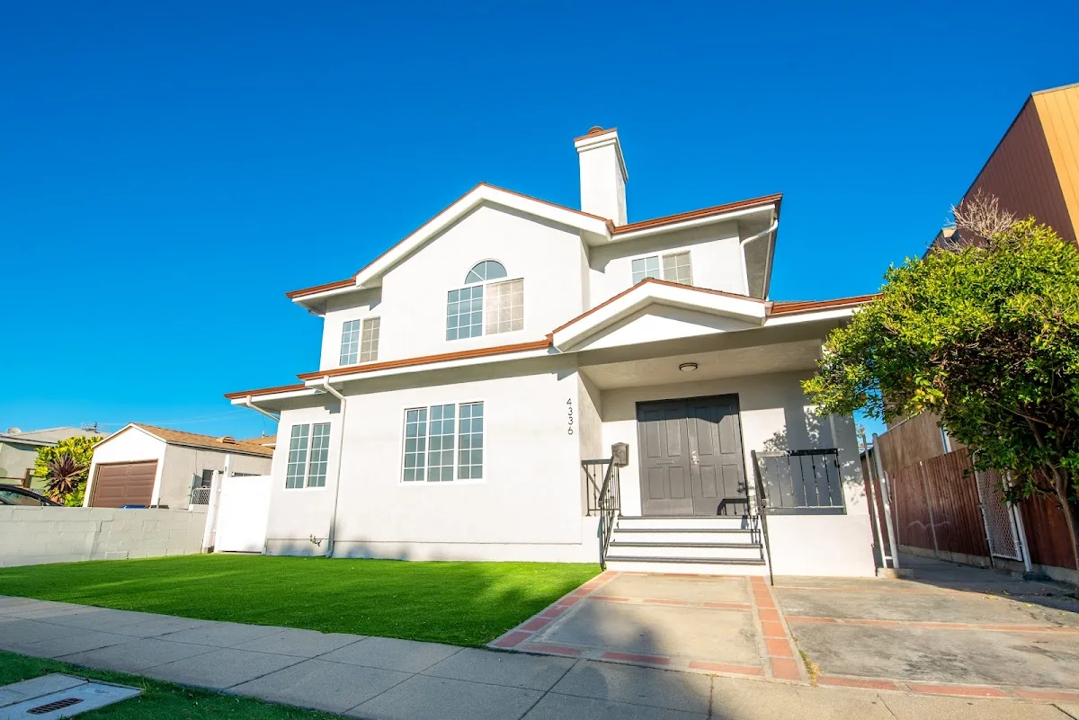 Exterior view of Losangeles sober living home — building