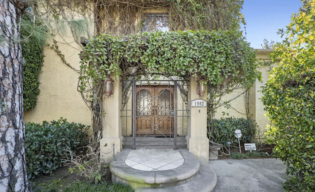 Exterior view of Losangeles sober living home — wall