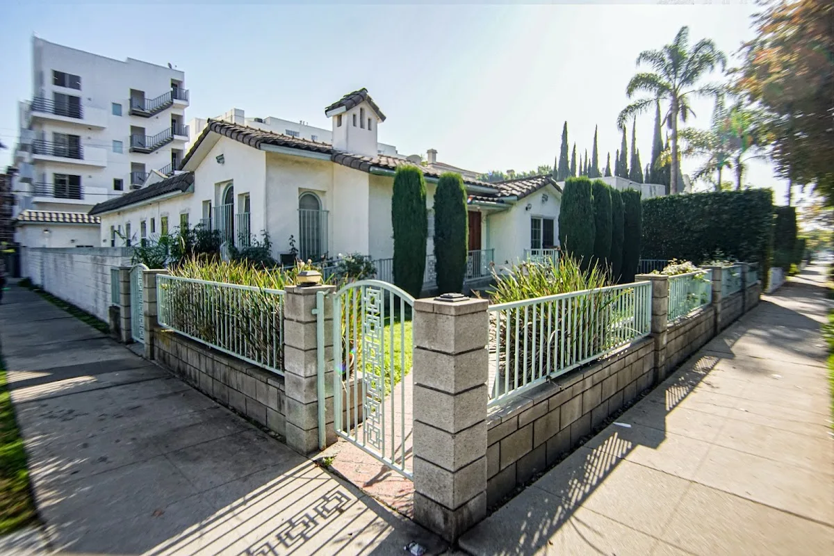 Exterior view of Losangeles sober living home — residential area