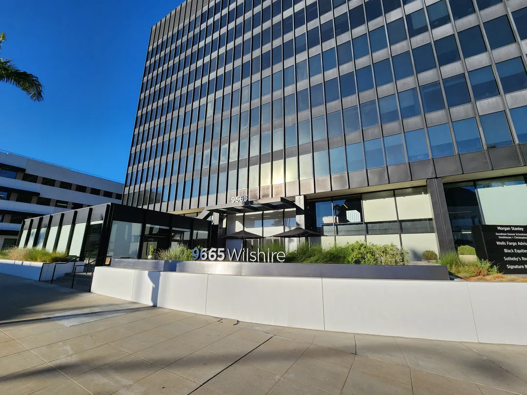 Exterior view of Losangeles sober living home — building