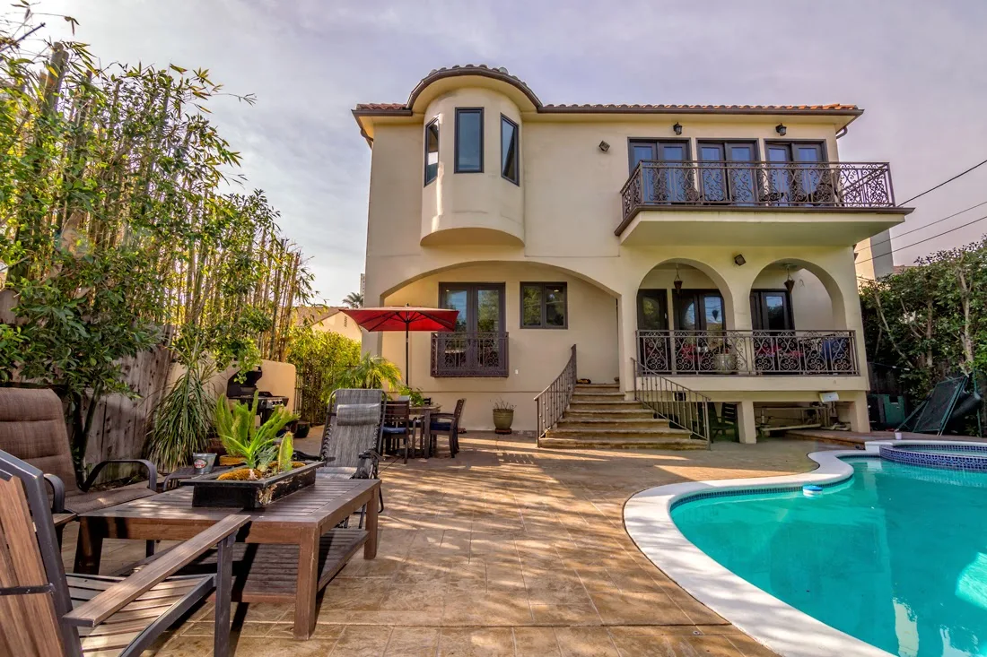 Exterior view of Losangeles sober living home — building