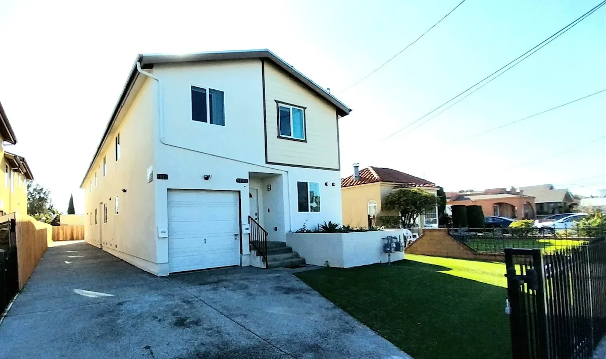 Exterior view of Losangeles sober living home — house