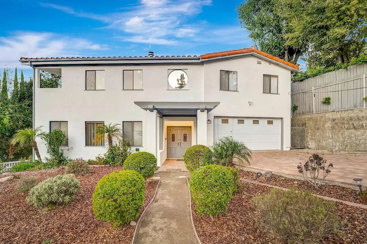 Exterior view of Losangeles sober living home — residential area
