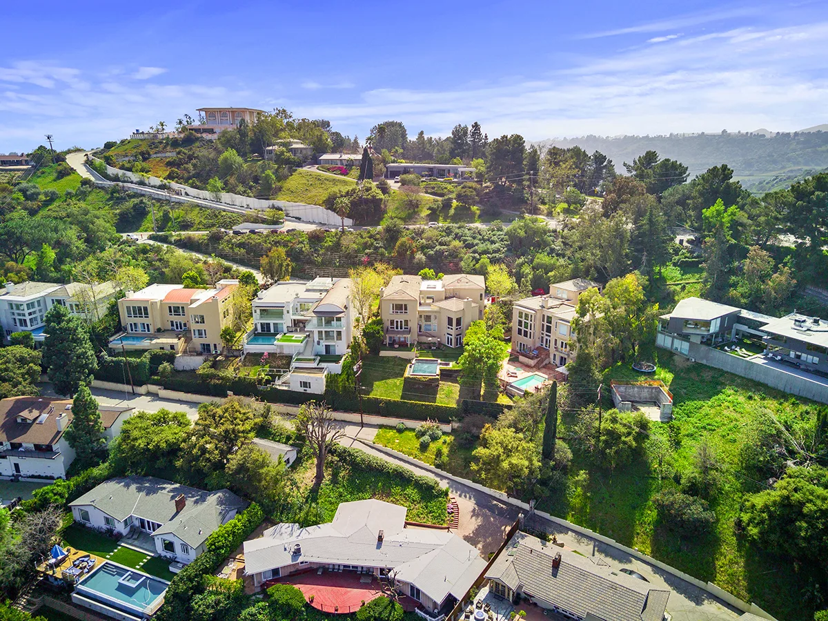Exterior view of Losangeles sober living home — residential area