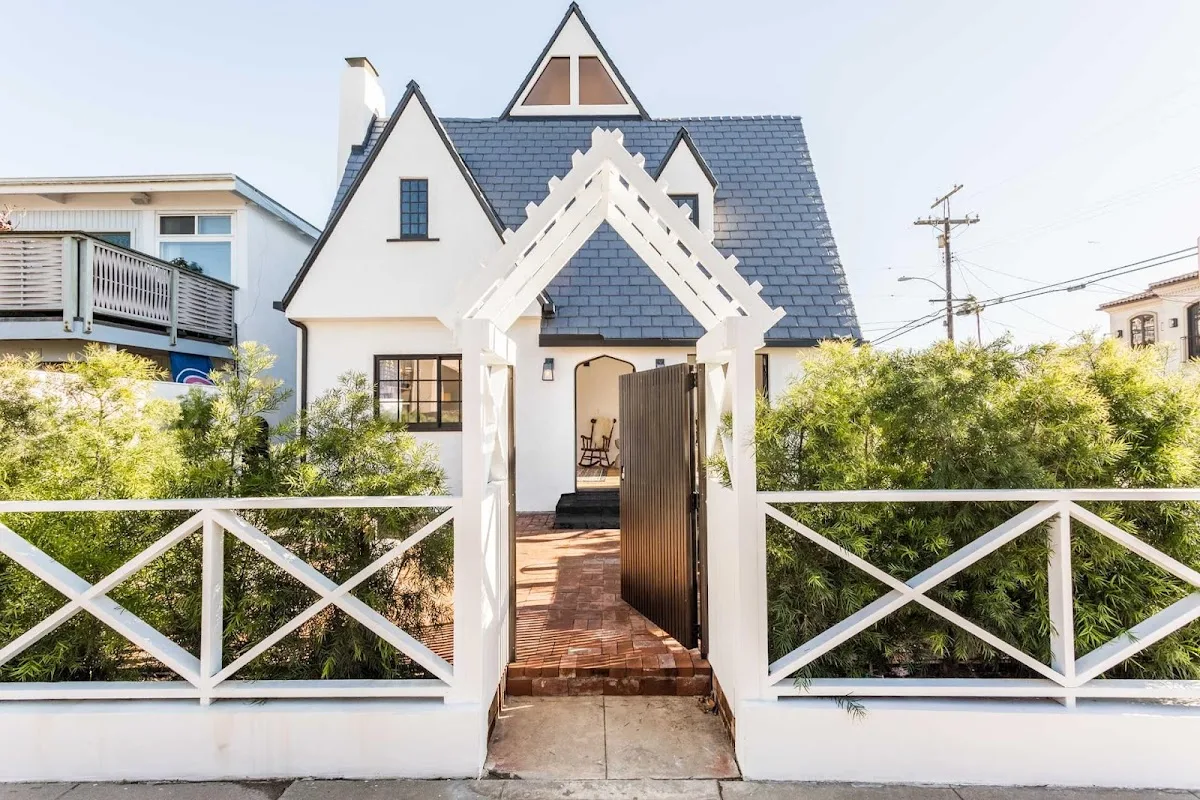 Exterior view of Losangeles treatment center — home
