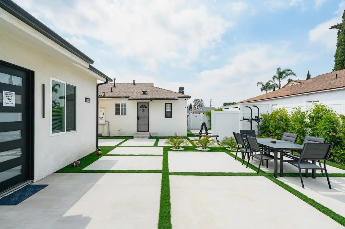 Exterior view of Losangeles treatment center — home