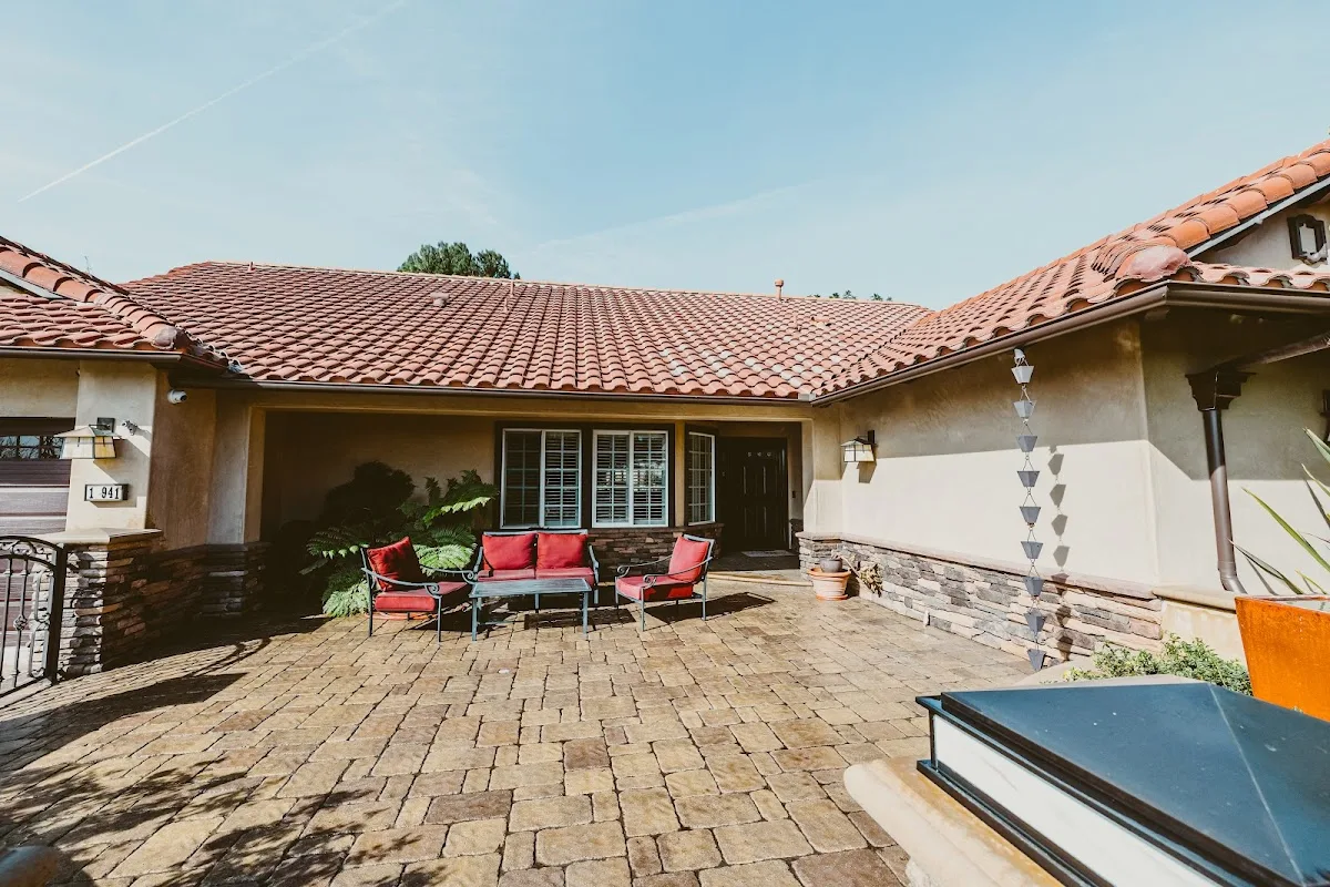 Exterior view of Losangeles treatment center — residential area
