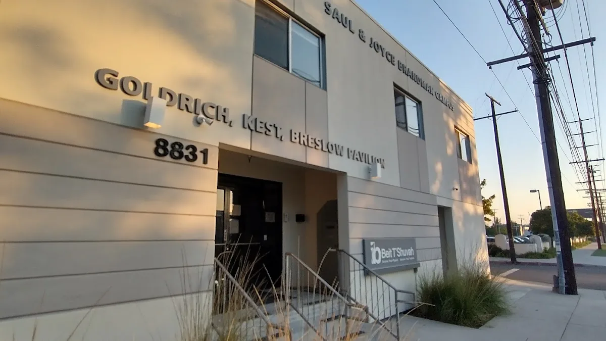 Exterior view of Losangeles treatment center — facade