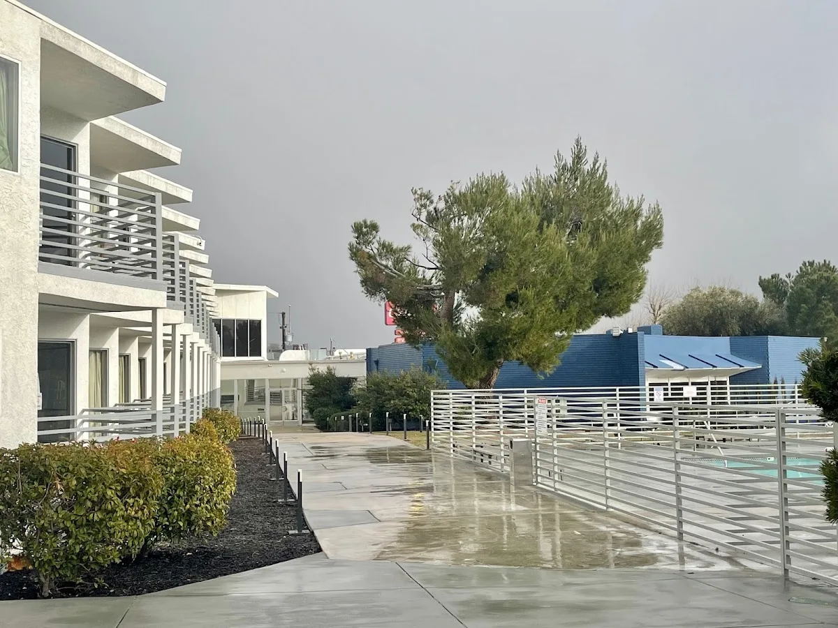 Exterior view of Losangeles treatment center — architecture