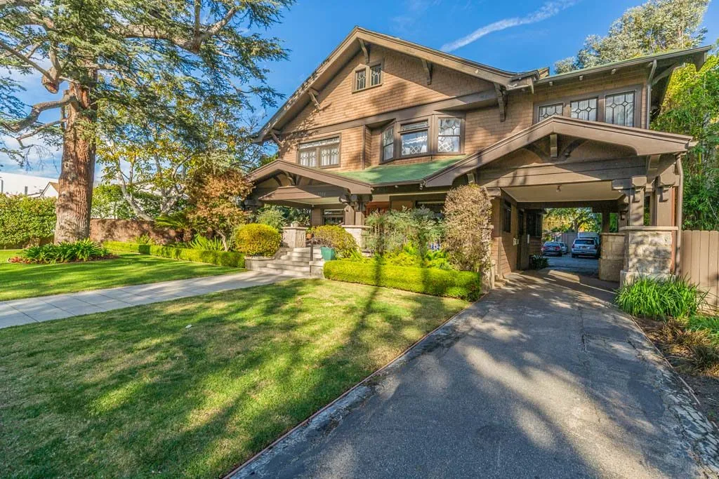 Exterior view of Losangeles treatment center — residential area