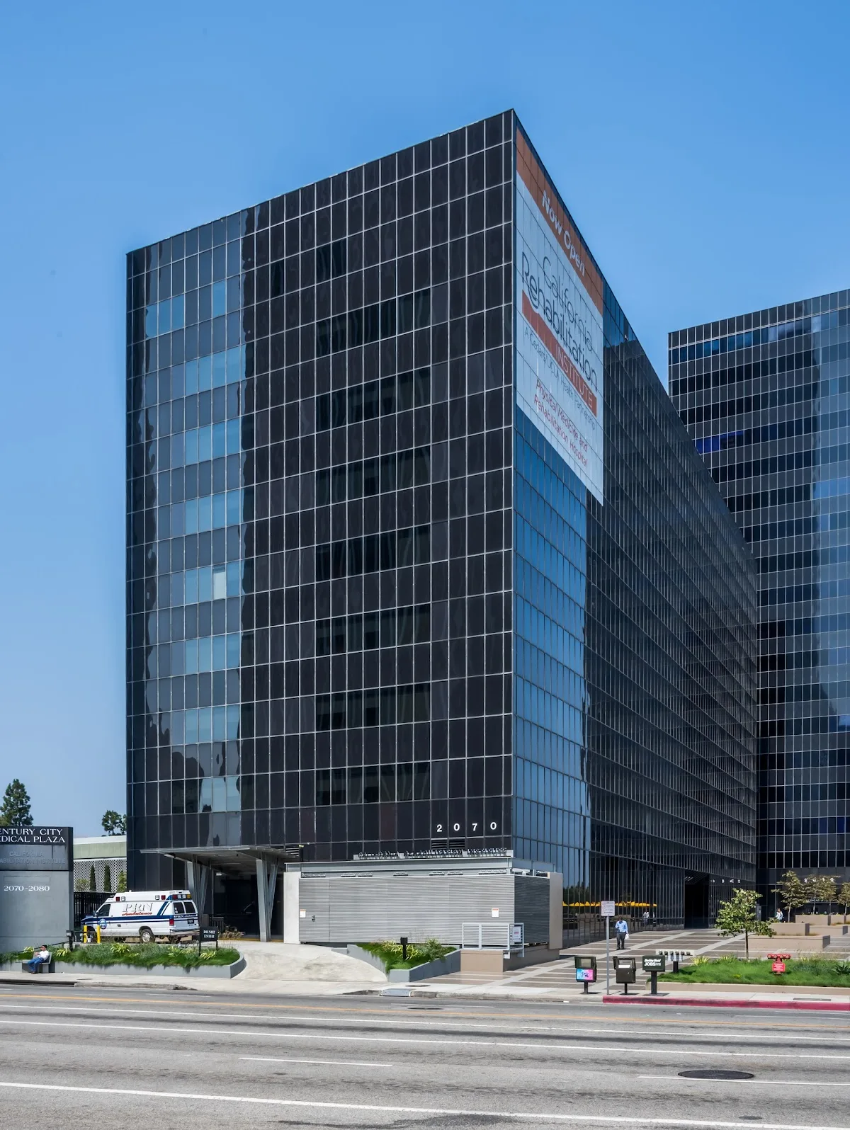 Exterior view of Losangeles treatment center — daytime